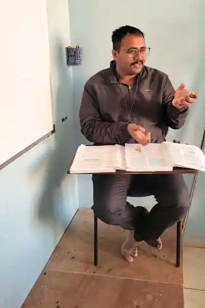 Prof. Swapnil Bhawar - Teaching at Scholars Hub Academy, Ambegaon, Pune - JEE, NEET Expert